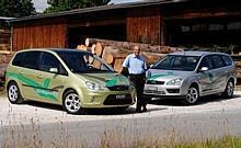 Ford-Schweiz-Aktion 'Ihr altes Auto ist uns 6000 Franken wert'. Christof Reutlinger, Verkaufsdirektor Ford Schweiz mit zwei Ford-Flexifuel-Modellen, die mit Bioethanol E85 aus Schweizer Fichtenholz den CO2-Ausstoss bis zu 80 Prozent verringern. Foto: Ford